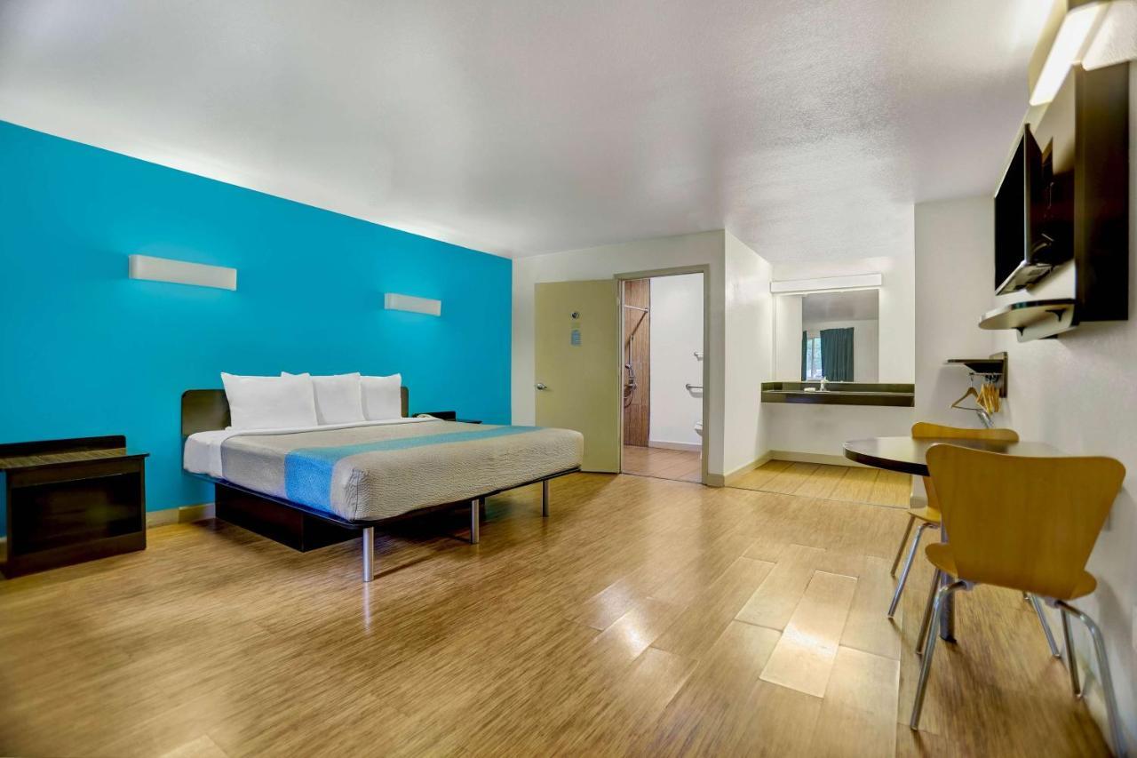 King Room - Non-Smoking
