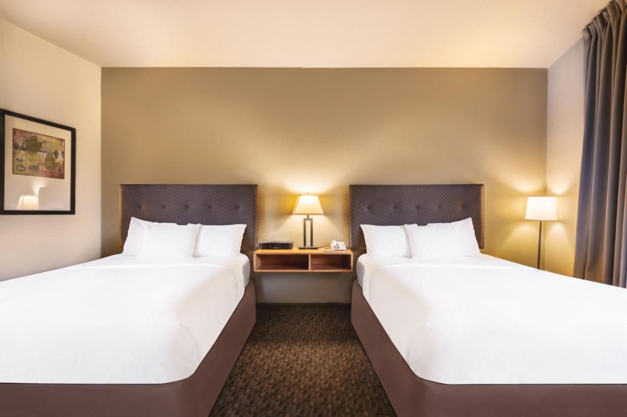 Deluxe Queen Room with Two Queen Beds with Pond View - Non-Smoking